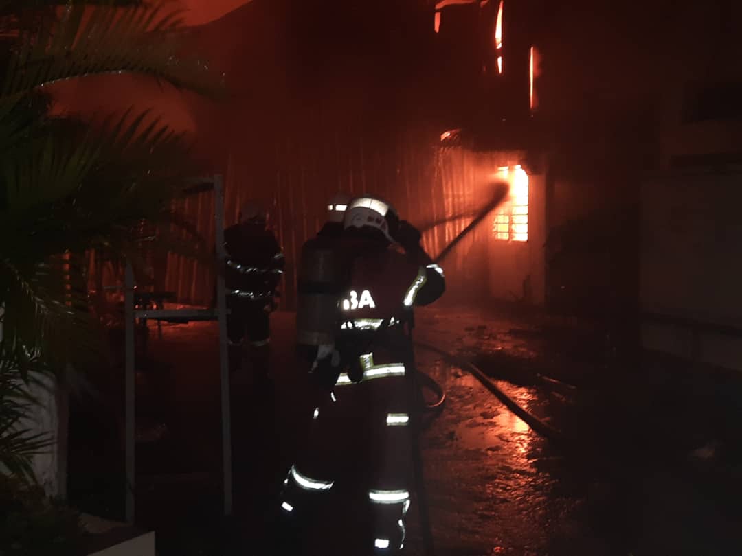 柔：新闻：巴西古当两家工厂连夜被大火吞噬
