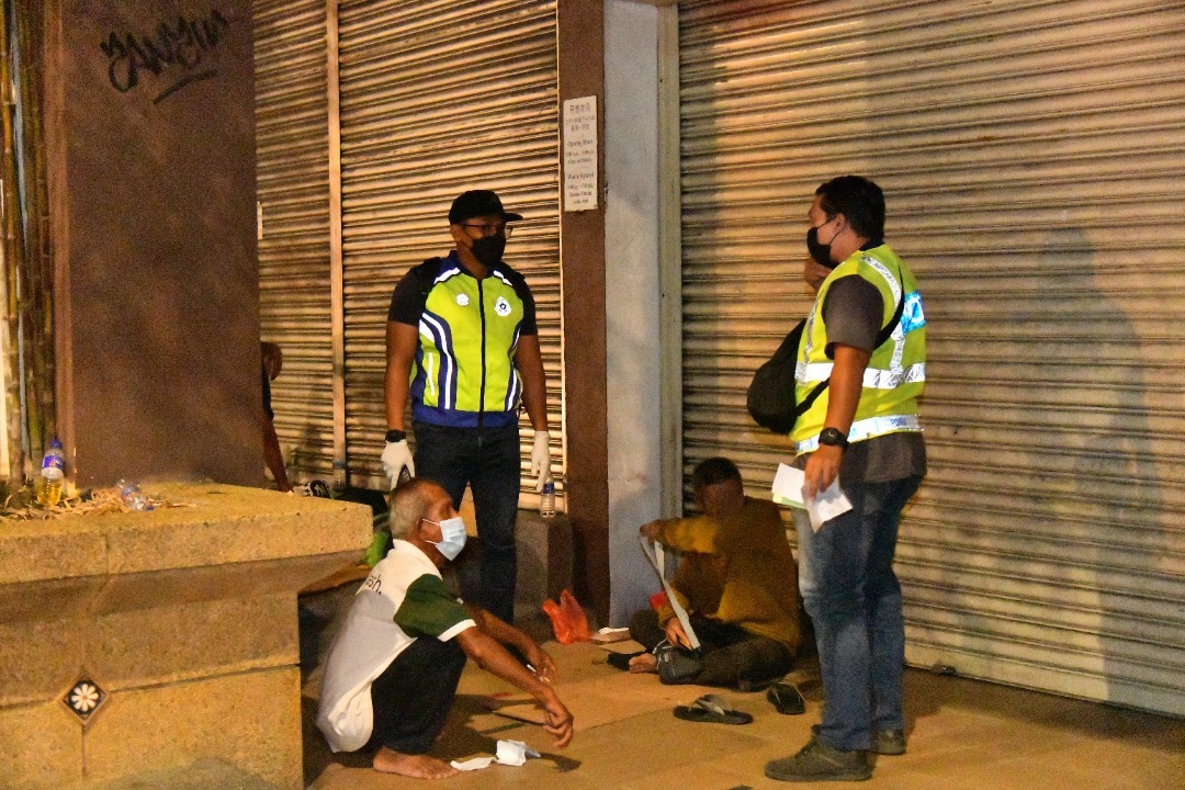 柔：新闻：新山市政厅展开救援街友和乞丐行动