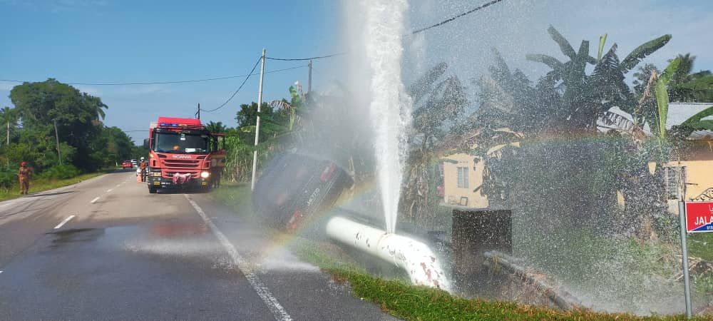 柔：消拯局文告：轿车失控撞击水管破裂，路旁现瀑布景观