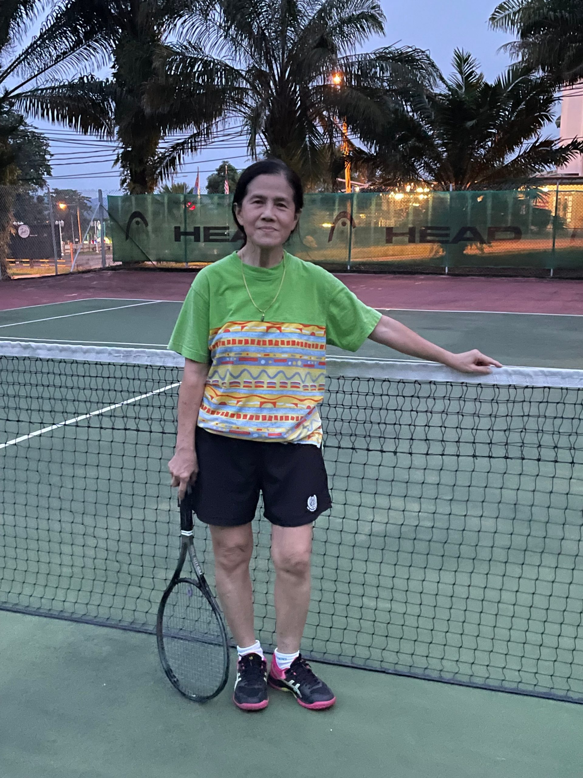网球运动强身健体乐趣多，年长球友也能轻松驾驭