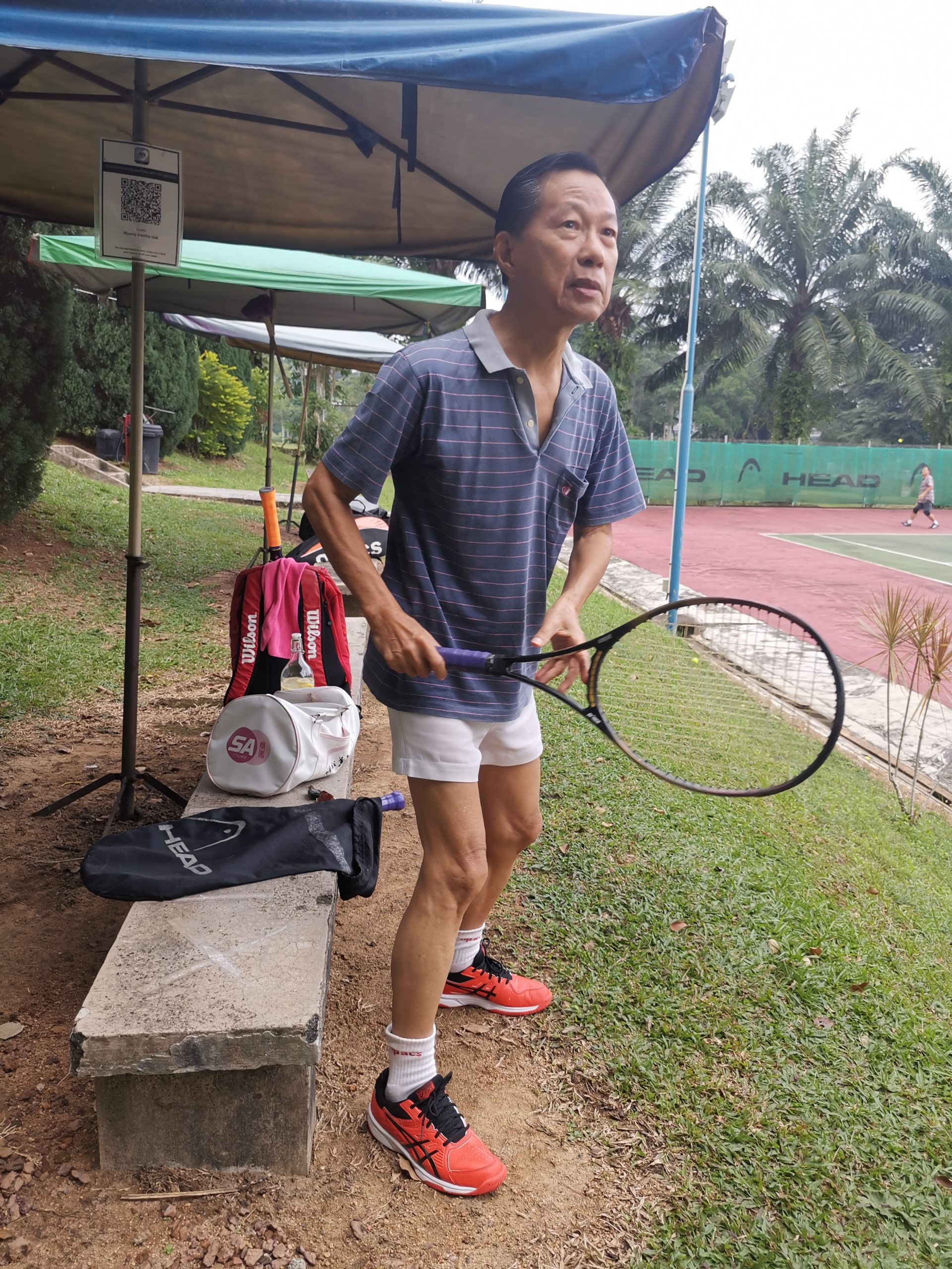网球运动强身健体乐趣多，年长球友也能轻松驾驭