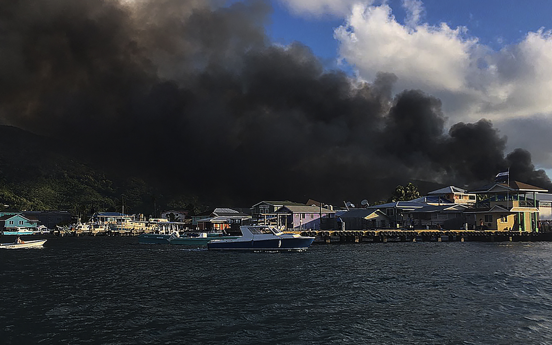 洪都拉斯／度假岛屿火劫 烧毁数百屋急撤400人