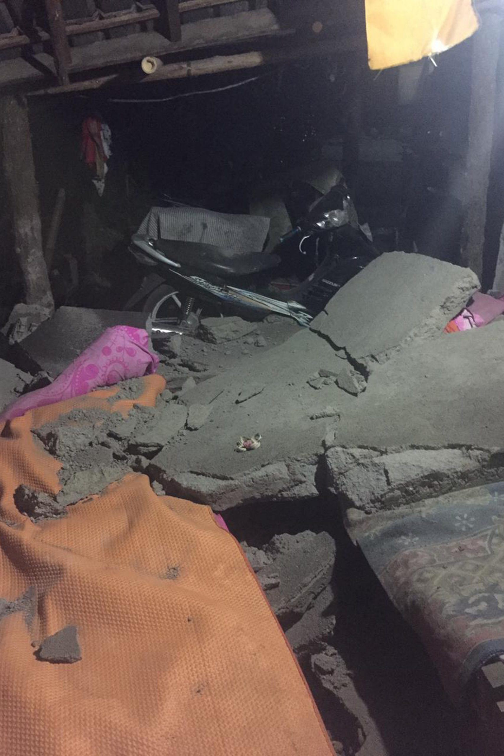 看世界两图）峇厘岛4.8级地震3死7伤　山崩阻救援