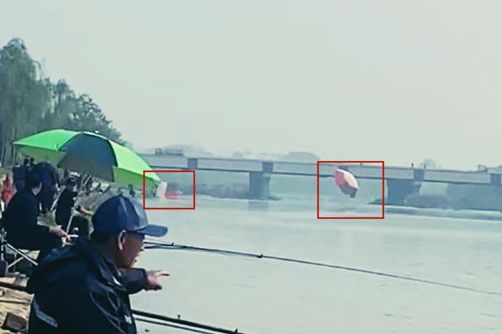 看世界两图）疑似歼-10S战机在河南迫降 两人跳伞坠河