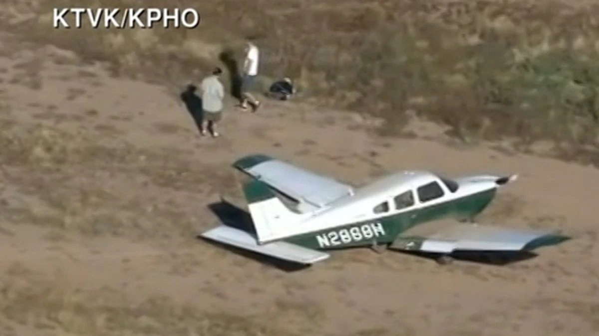看世界／亚利桑那州直升机与轻型飞机半空对撞酿2死