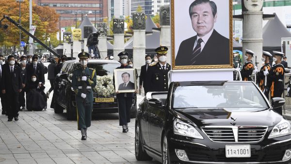 韩国前总统卢泰愚国葬    总理悼：反省历史契机