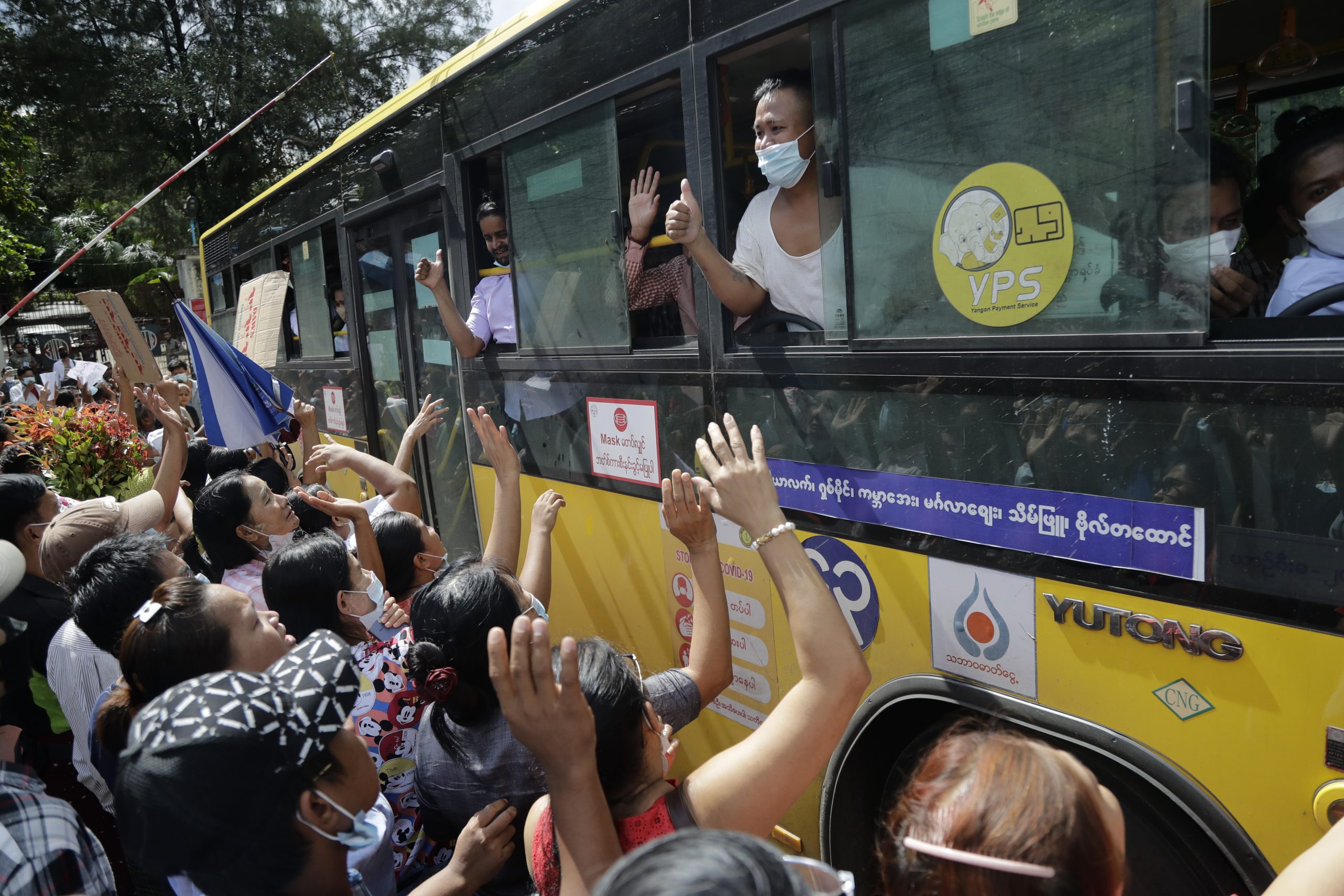緬甸大赦5600人多為反對派 民眾夾道歡迎獲釋者