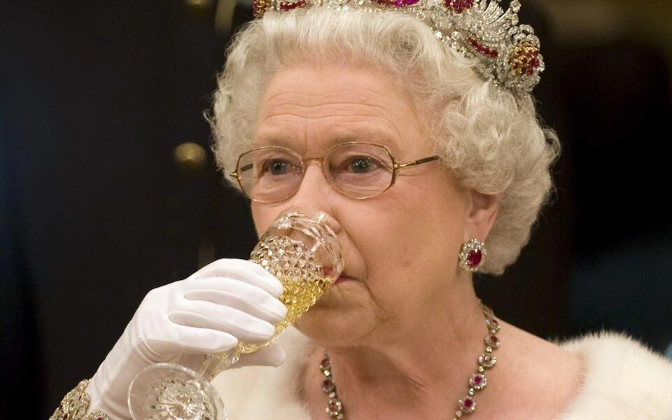 英媒：95岁英国女王在医生建议下戒酒