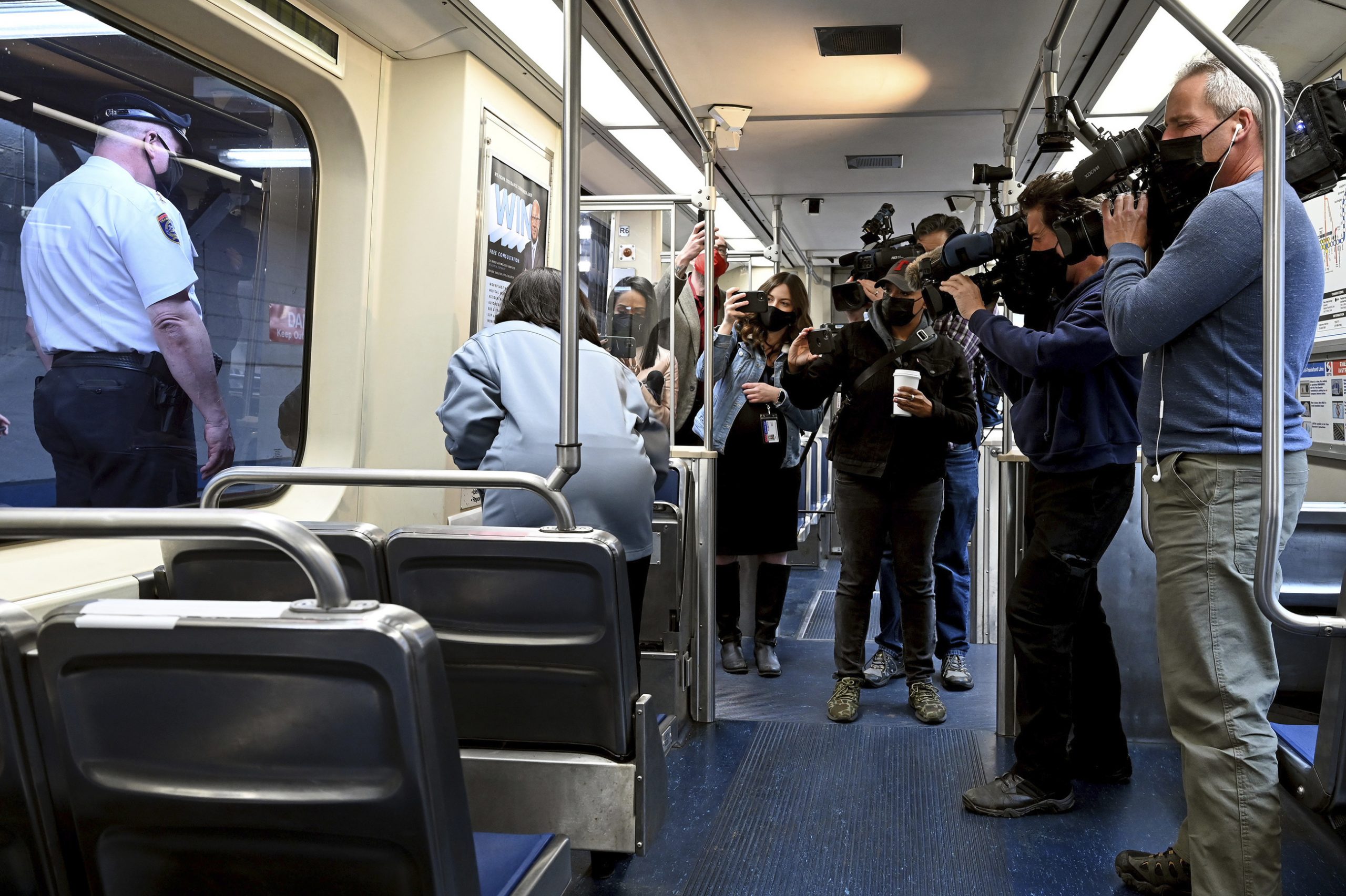  费城女子列车上遭强暴 乘客忙围观拍片 无人救援