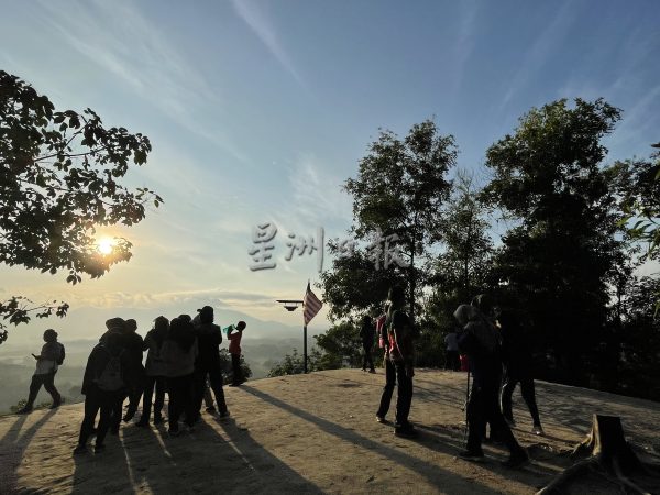 跨州首个周六 美拉蒂山重现跨州登山客