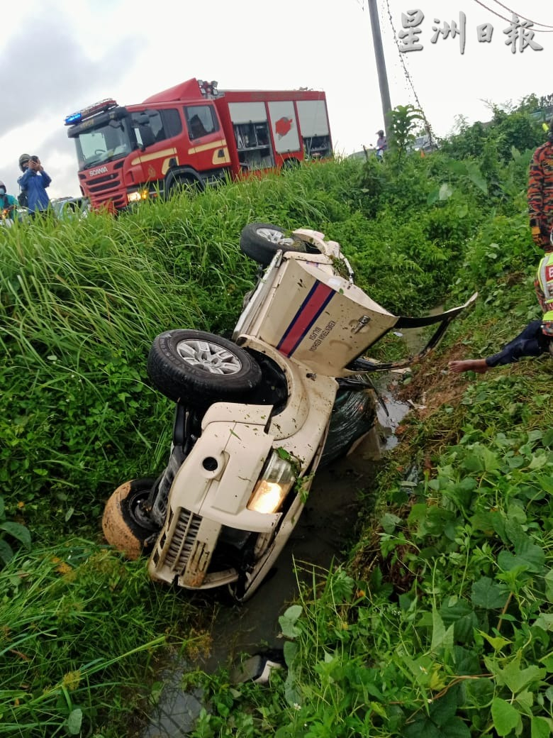 霹：卫生部货卡翻落斜坡 司机受伤