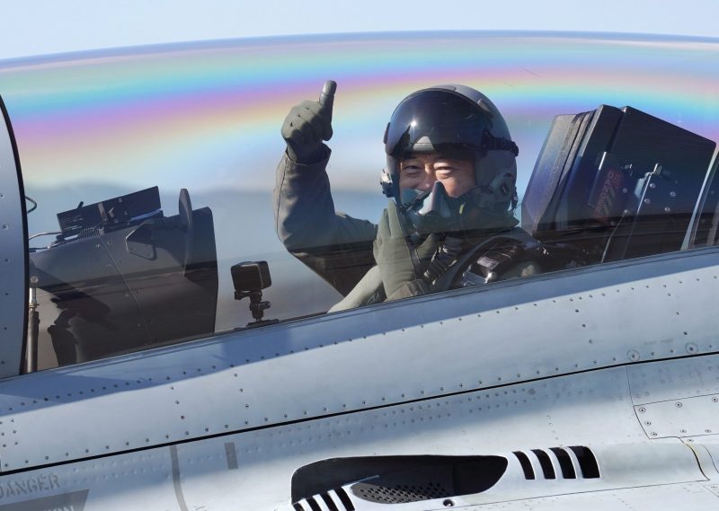 韩总统首次乘坐战机巡视领空。