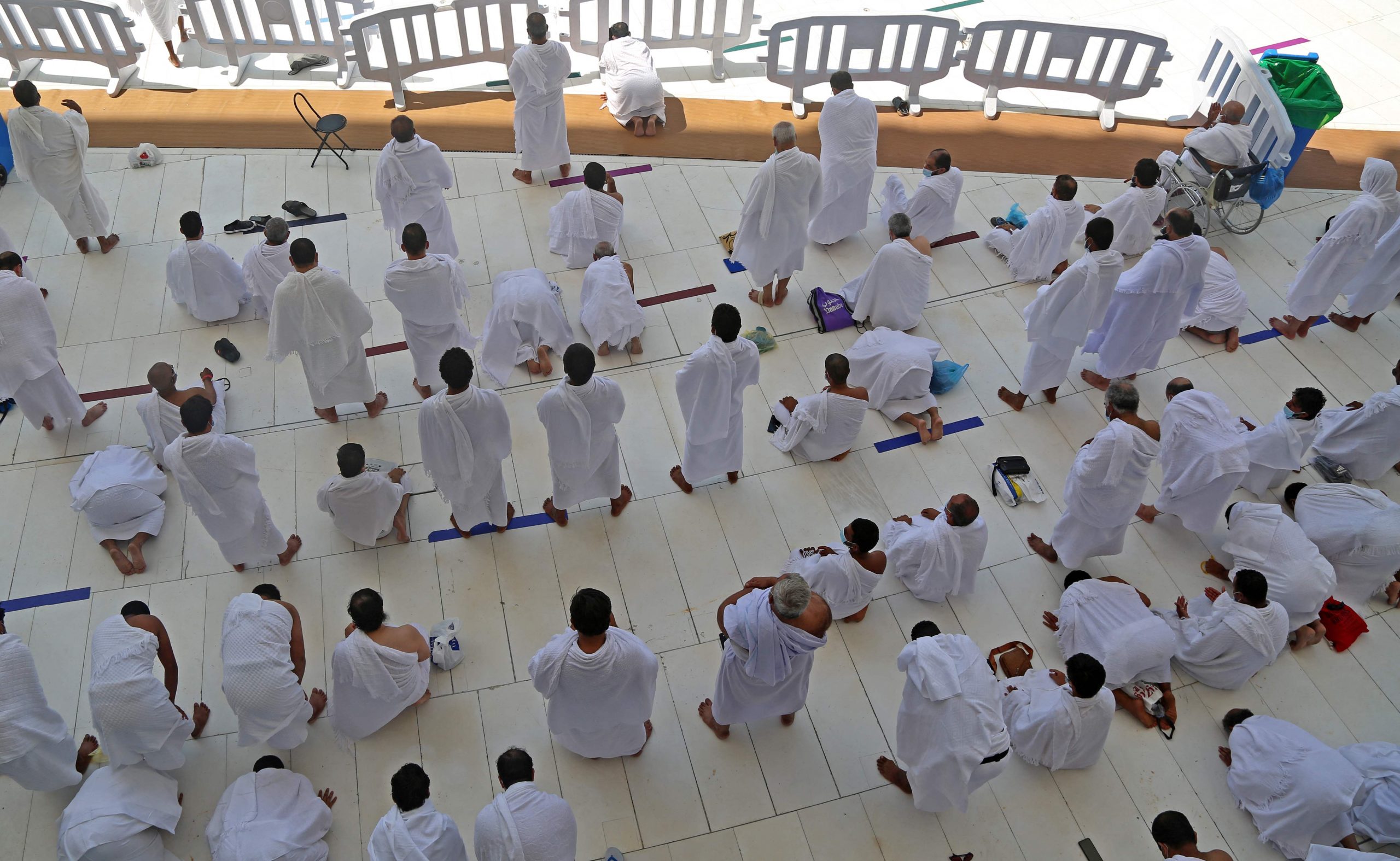 麦加／大清真寺首度松绑社交距离 又见穆斯林并肩祈祷