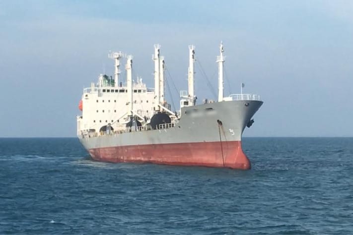 巴拿马注册货船非法停泊柔东海域，声称接货船代理指示