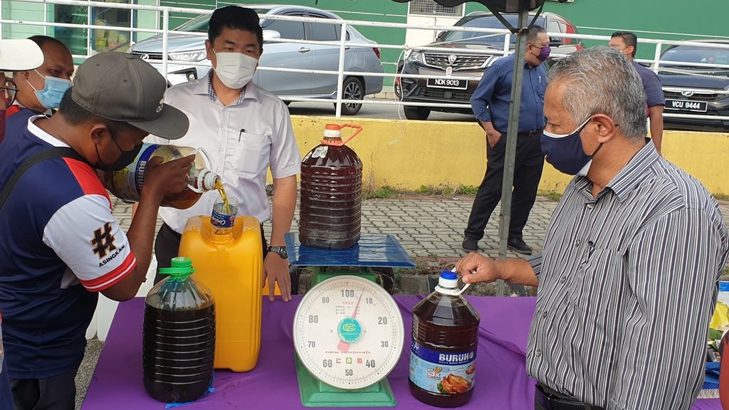 波市会“垃圾换现金”活动    1小时回收108公斤回锅油