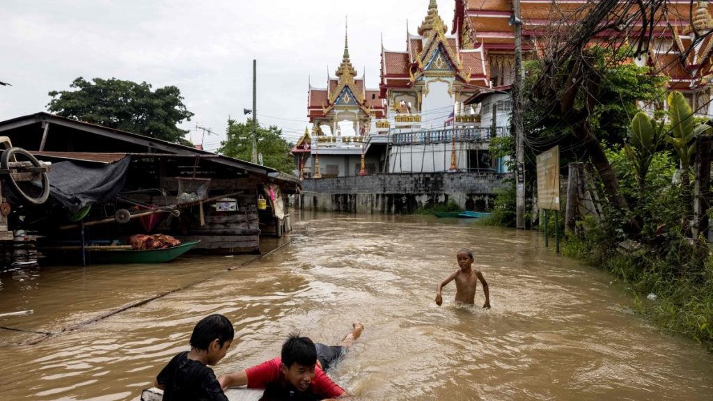 曼谷北部暴雨成灾 大城府逾40寺庙遭淹没