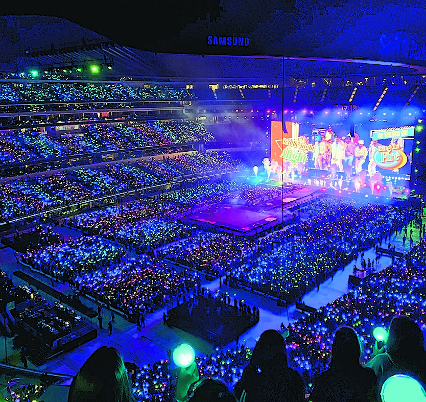 BTS美开唱吸18万人群聚  防疫到位观众戴口罩听歌