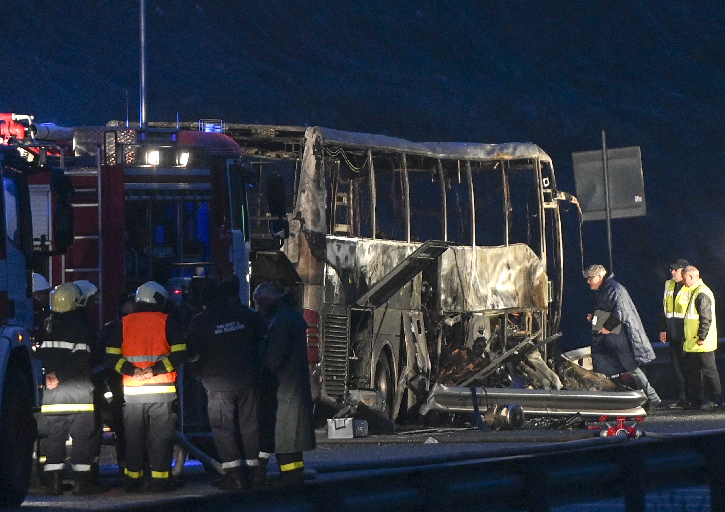 一辆巴士在保加利亚发生事故后起火，死亡人数上升至46人