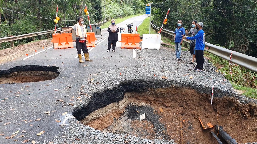 东：乌鲁龙运的德布斯路（Jalan Tepus）至巴西拉惹（Pasir Raja）第10公里路段塌陷，导致当地5000名居民交通断绝。