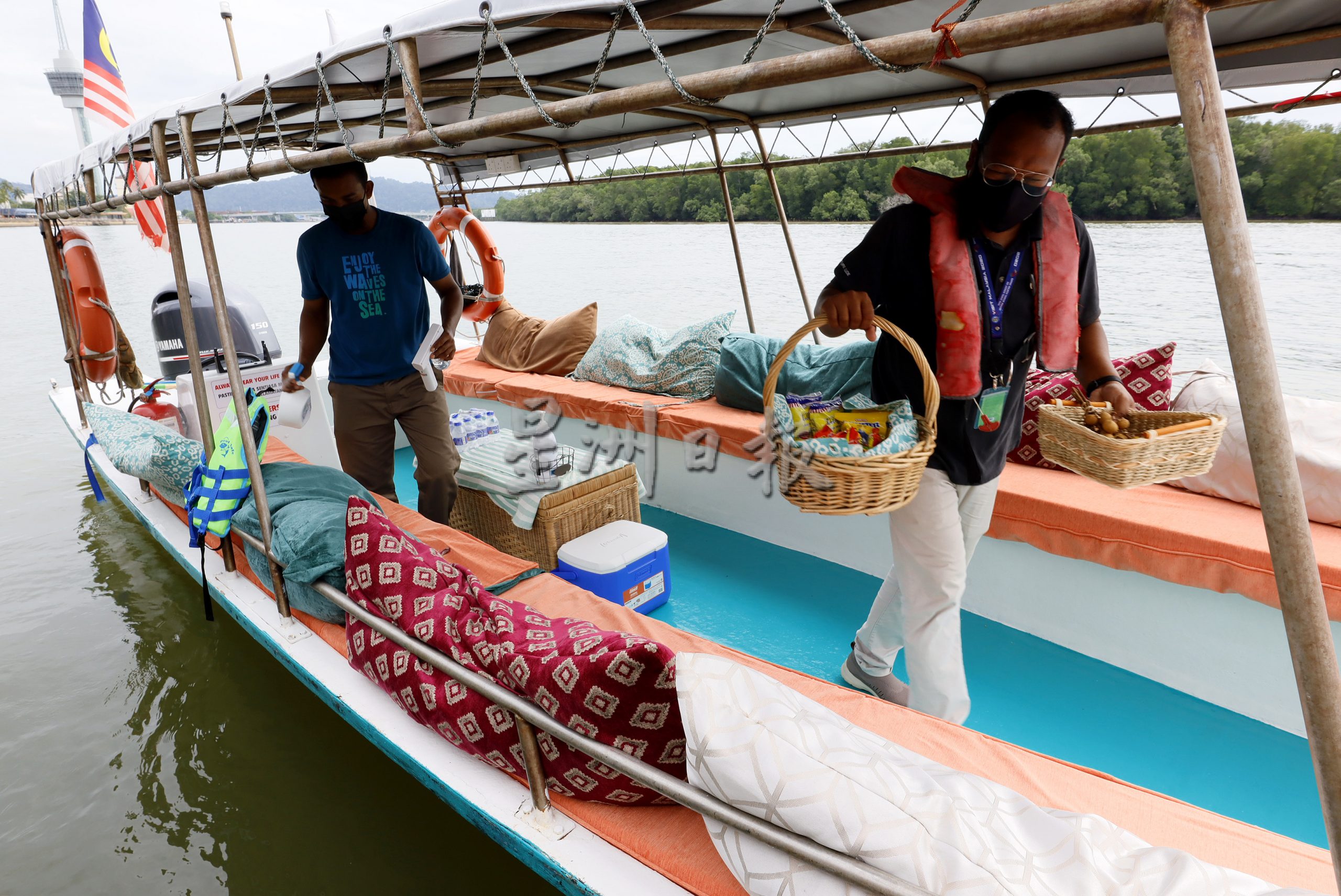 东：每天4趟游览关丹河畔，“逍遥游”观光船复业后大受欢迎。