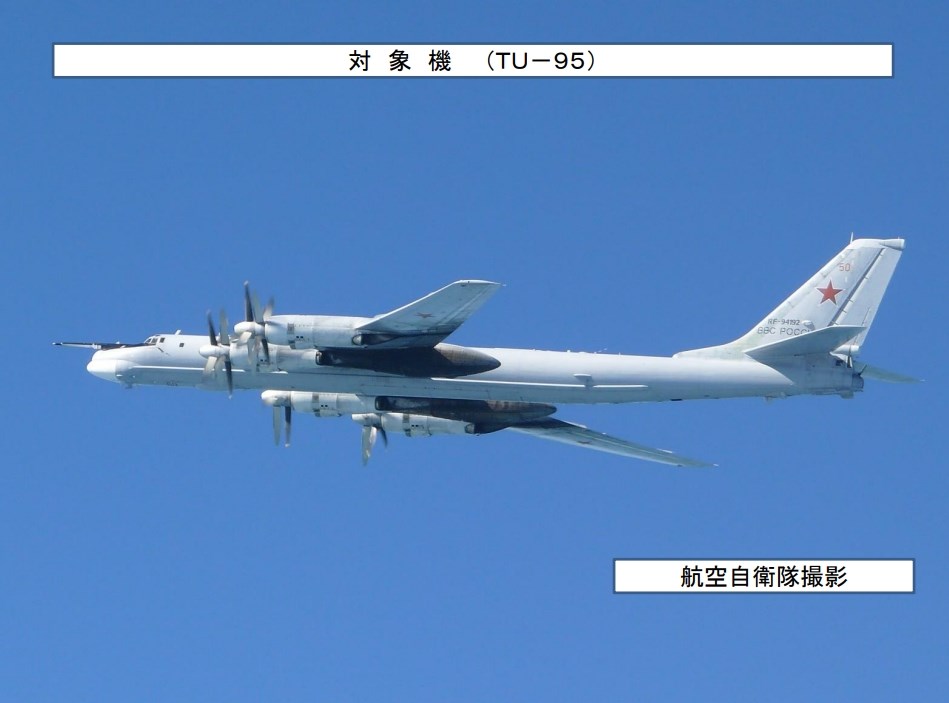 中俄空军东海联合巡航 日本战机伴飞