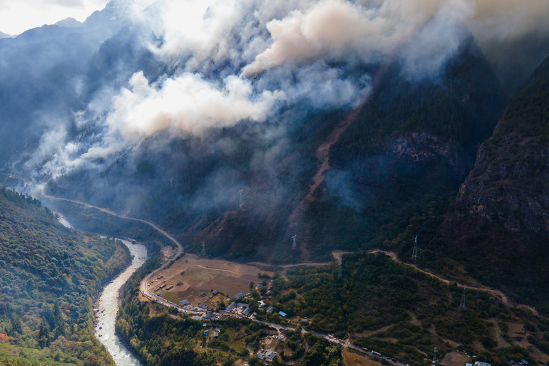 中国／西藏森林大火延烧6天 火势尚未控制  