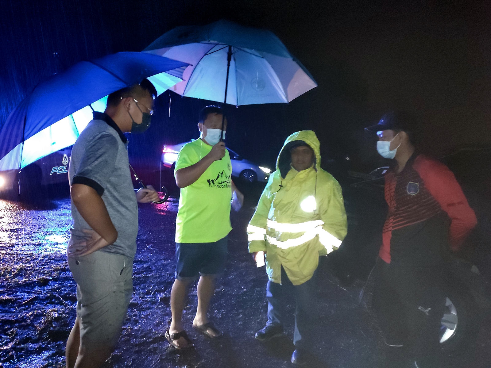 供星洲网：:中年男女登泰梳山被大雨受困于山上，深夜才被消防员带下山