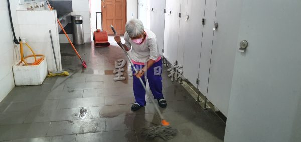 供fb/不靠儿女抚养，华裔老妇自立更生；从清洁工看尽人情冷暖