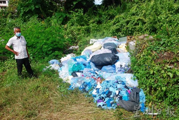 供FB／多包手套被弃在新村草丛，村委：这里不是垃圾场！