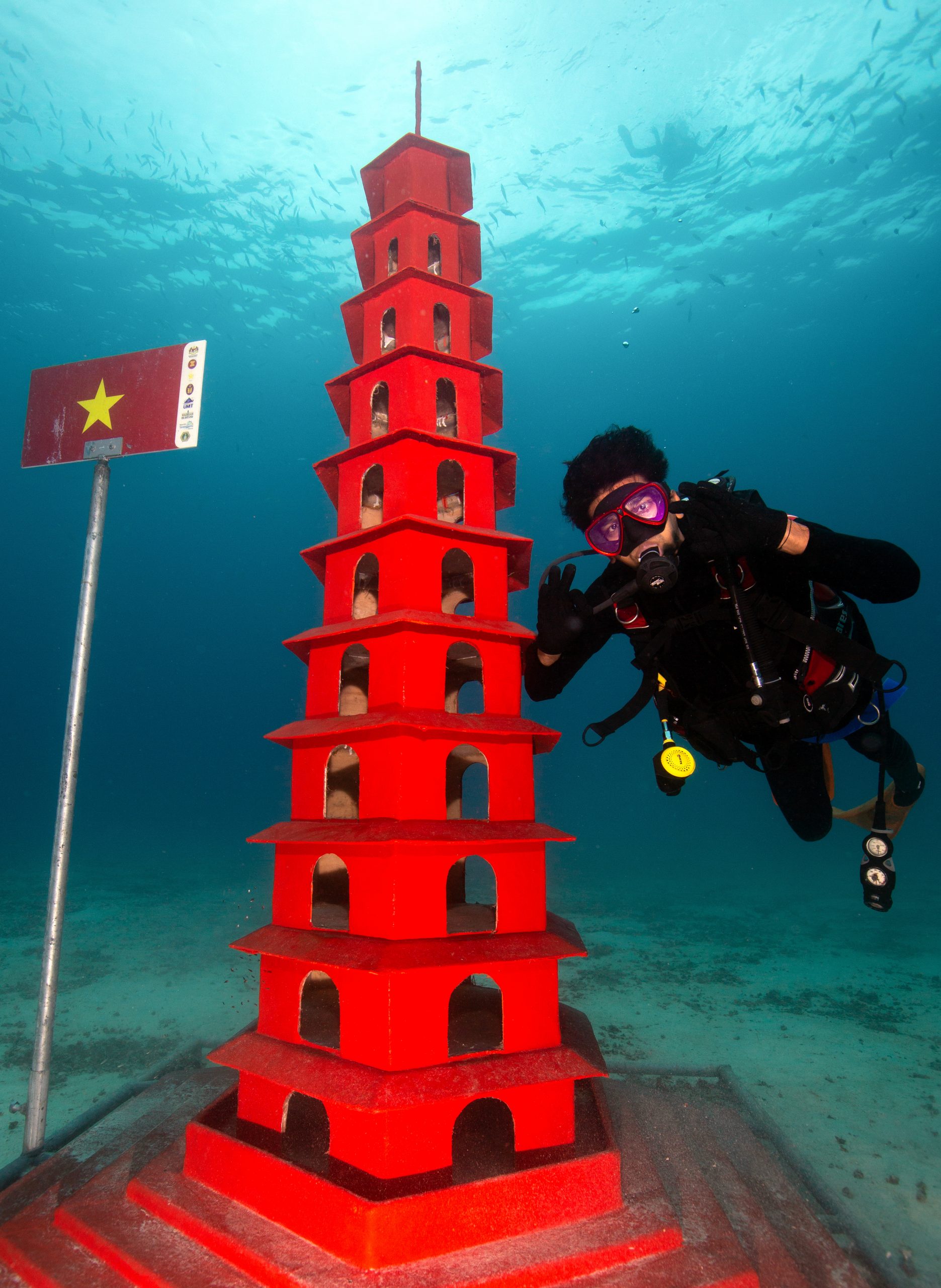 全国：11座东南亚国家标志性建筑的模型放置在比东岛海底，成为比东岛最新的旅游景点。