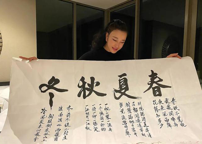 刘晓庆2个字卖6千惹议  书法家狠批与书法不沾边