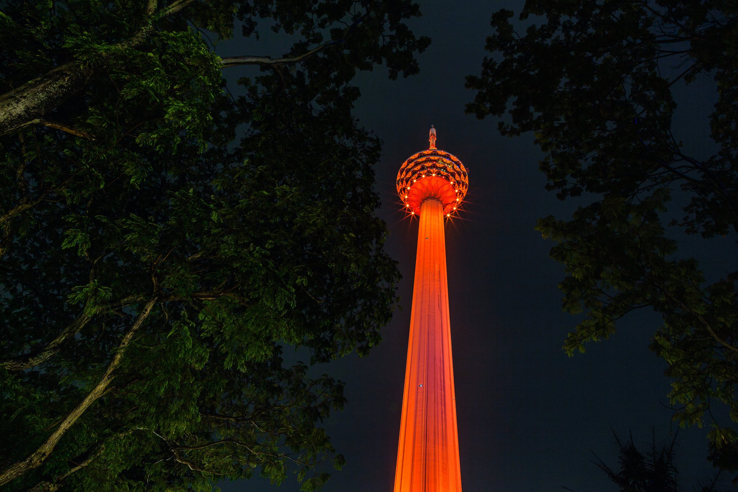 吉隆坡塔和亚罗士打塔今晚亮灯