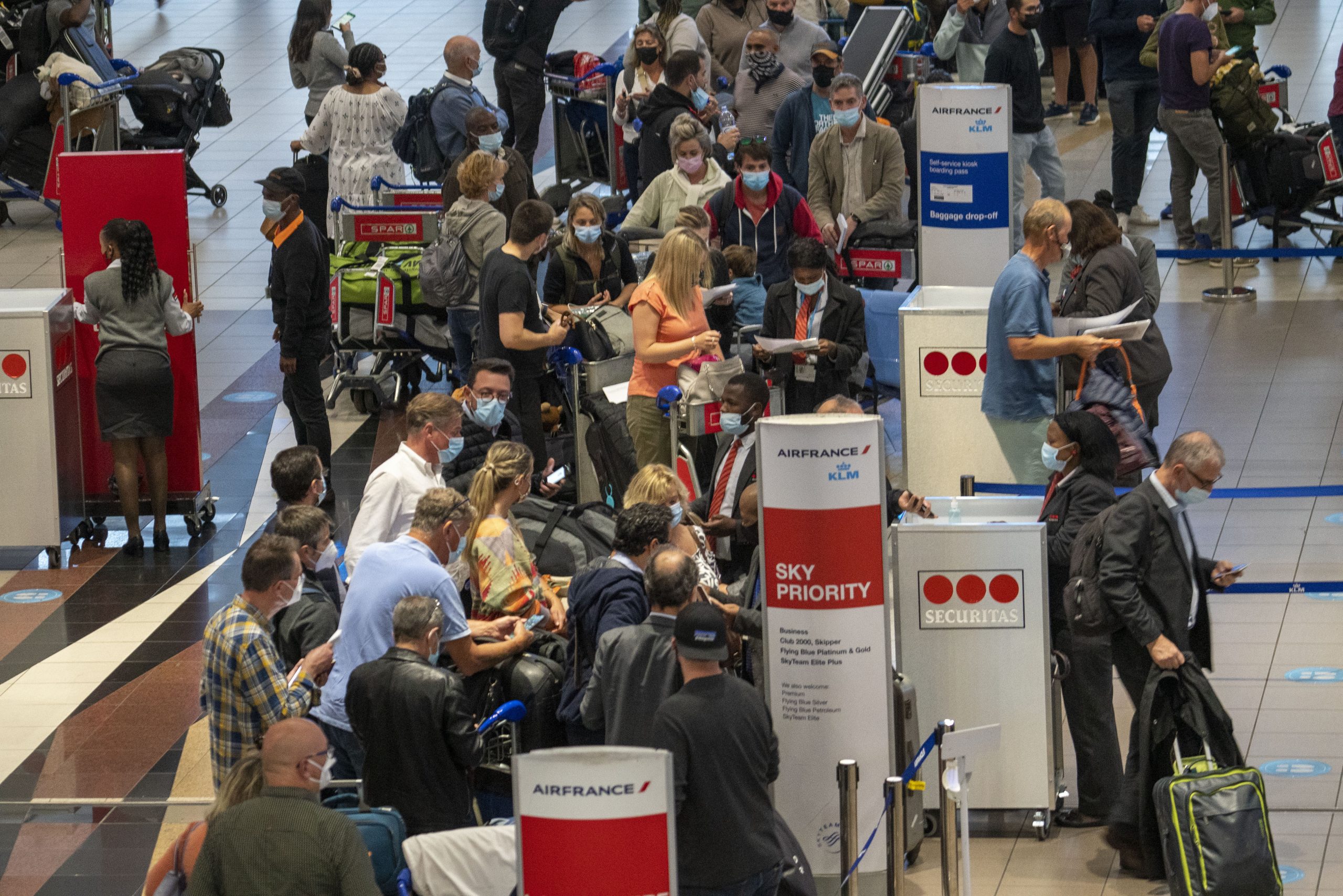 国际接连祭出入境禁令 南非机场涌现人潮抢搭机