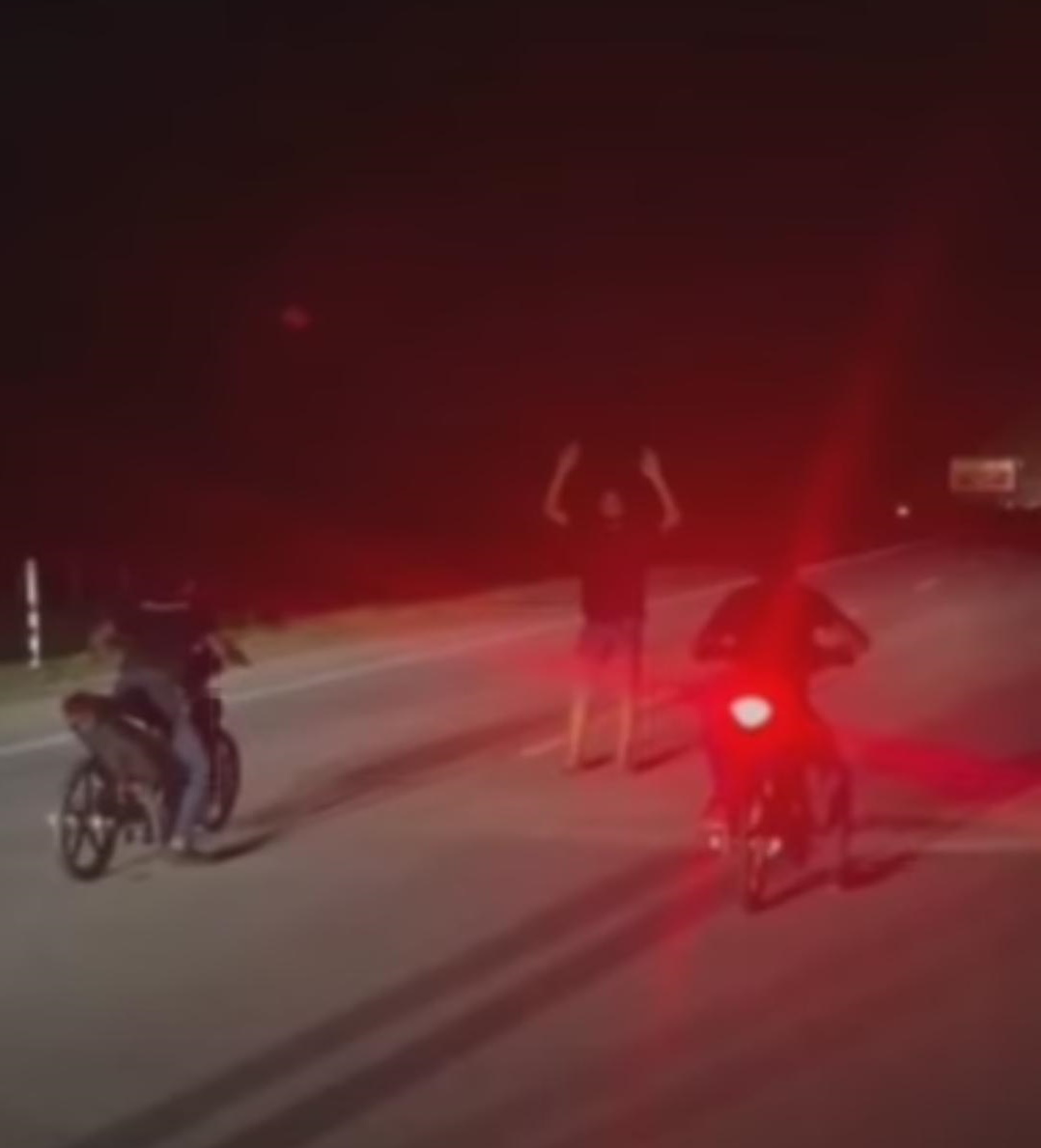 在西海岸大道飙摩托车危险表演  3男被警扣留查办
