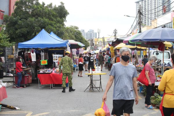 大都会-华联花园路边停车位难求／10图