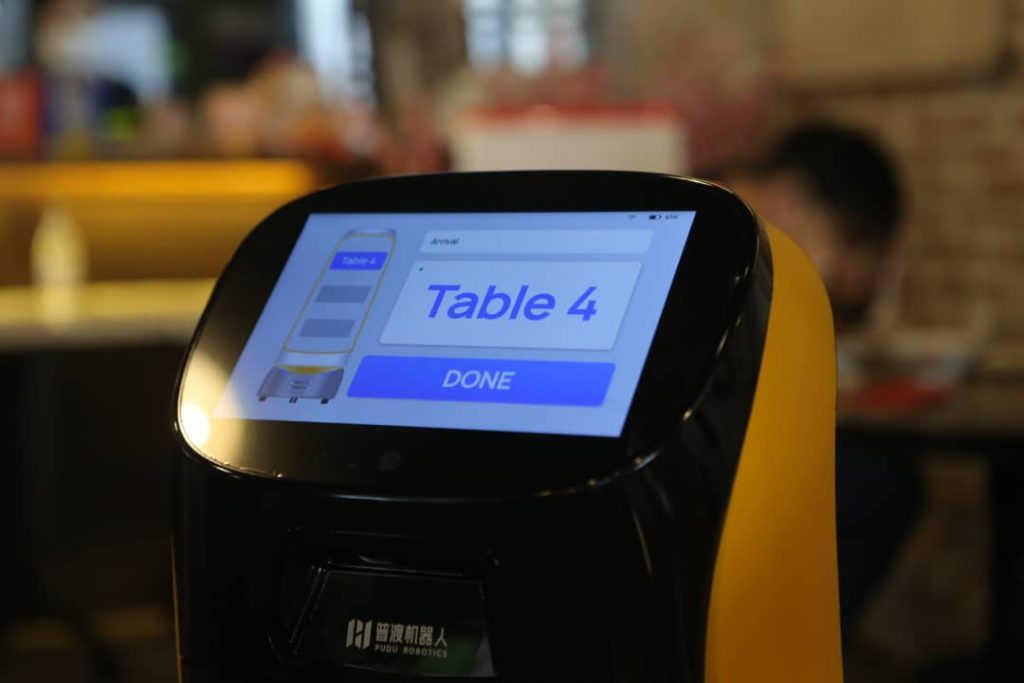 大霹雳时事焦点／餐馆迎“Robot仔”员工 灵活避障送餐效率高