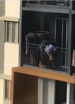 女童高楼阳台玩耍  33秒视频令人惊心  