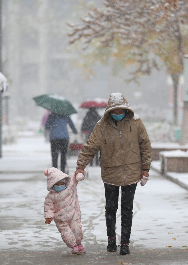 寒潮袭京津部分地区料降雪20厘米 新疆山区15工人被困