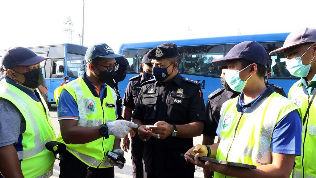 被指屡危胁公路安全  柔警展开商用员工巴士特别行动开42罚单