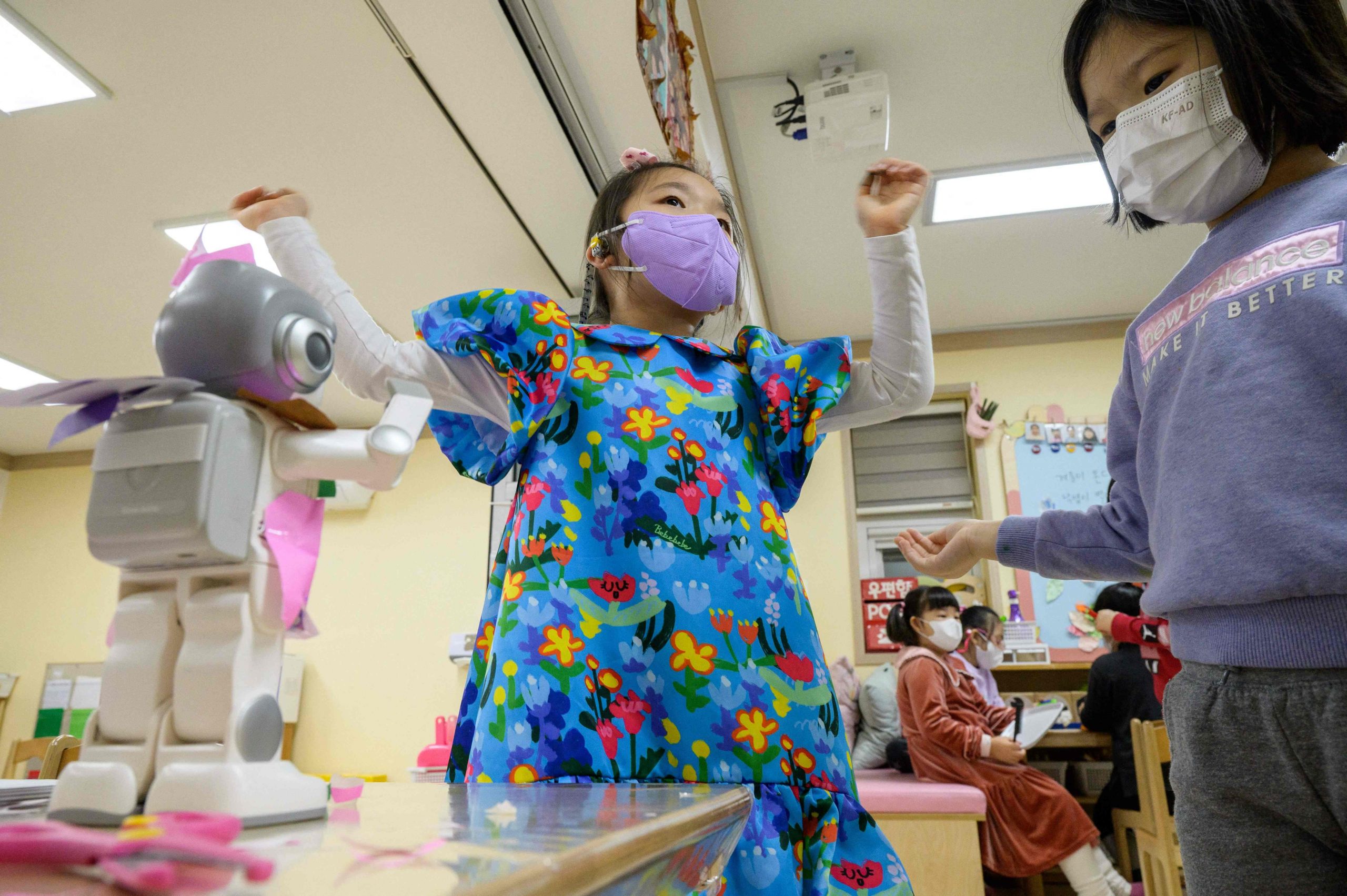 拚图两图 为高科技未来铺路 韩国幼儿园试行机器人小导师