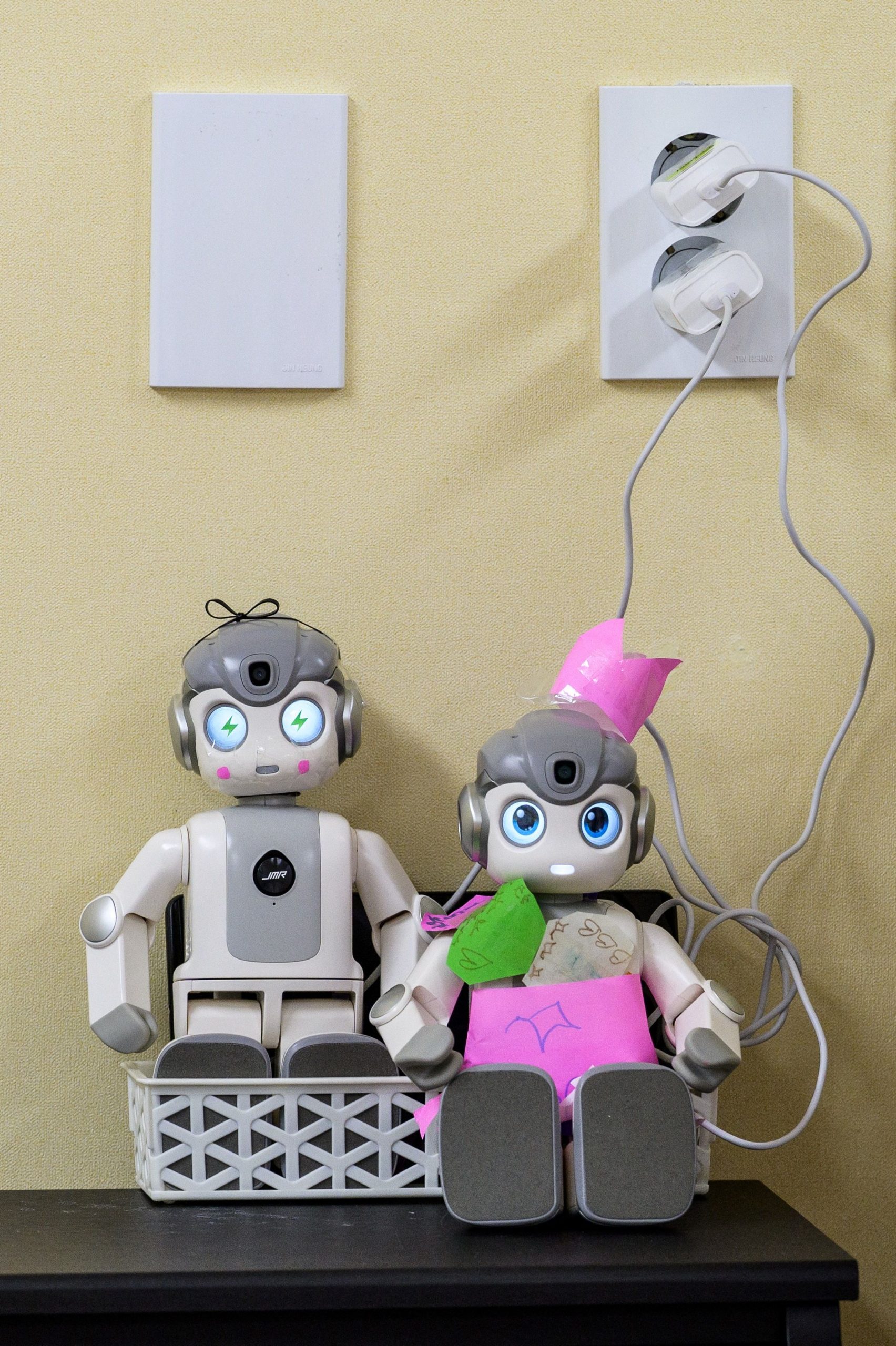 拚图两图 为高科技未来铺路 韩国幼儿园试行机器人小导师