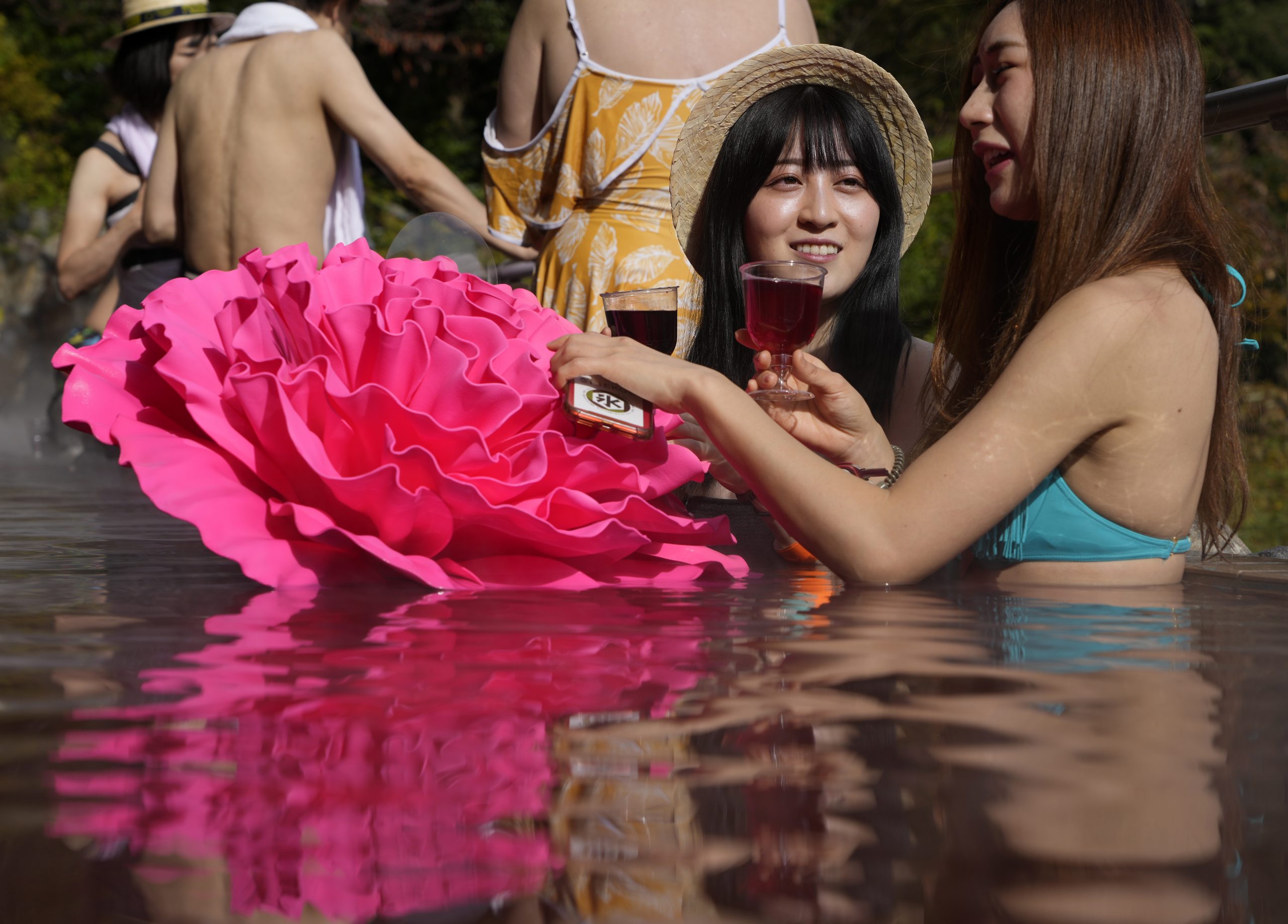 拚图两图日本温泉度假屋办美酒节 游客可边品酒边泡澡