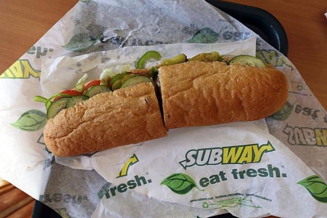 拚图)美消费者告Subway诈欺 称鲔鱼产品验出鸡猪牛肉