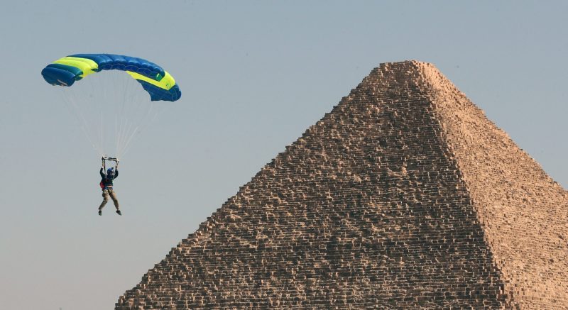 拼盘 多图／埃及举办第四届金字塔国际跳伞节