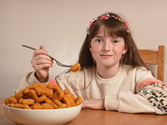 拼盘／英女童患怪病1岁起只食鸡块 食足十年被误会偏食　