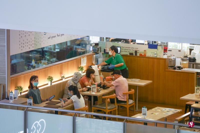新加坡|餐馆要求食客出示证件 确保5人同住一户才能同桌用餐