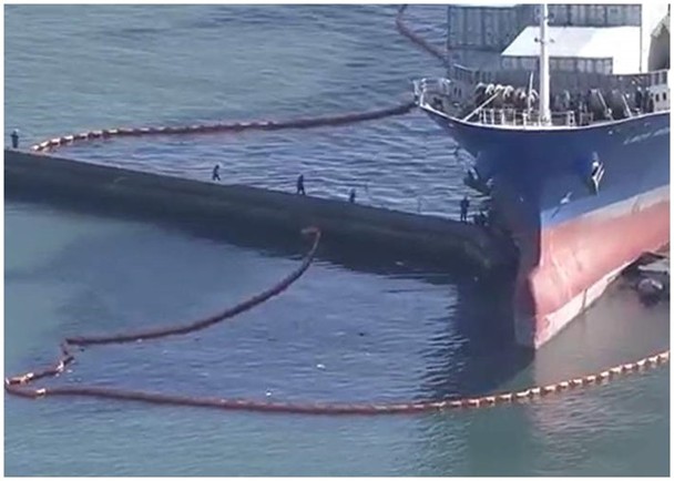 日本／货轮撞博多港防波堤漏油 日方设拦油索阻扩散
