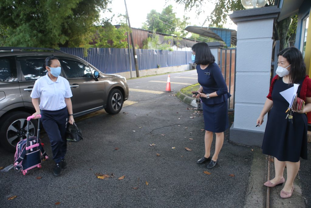 时隔多月 校服不适穿  少数学生暂穿运动 制服上学