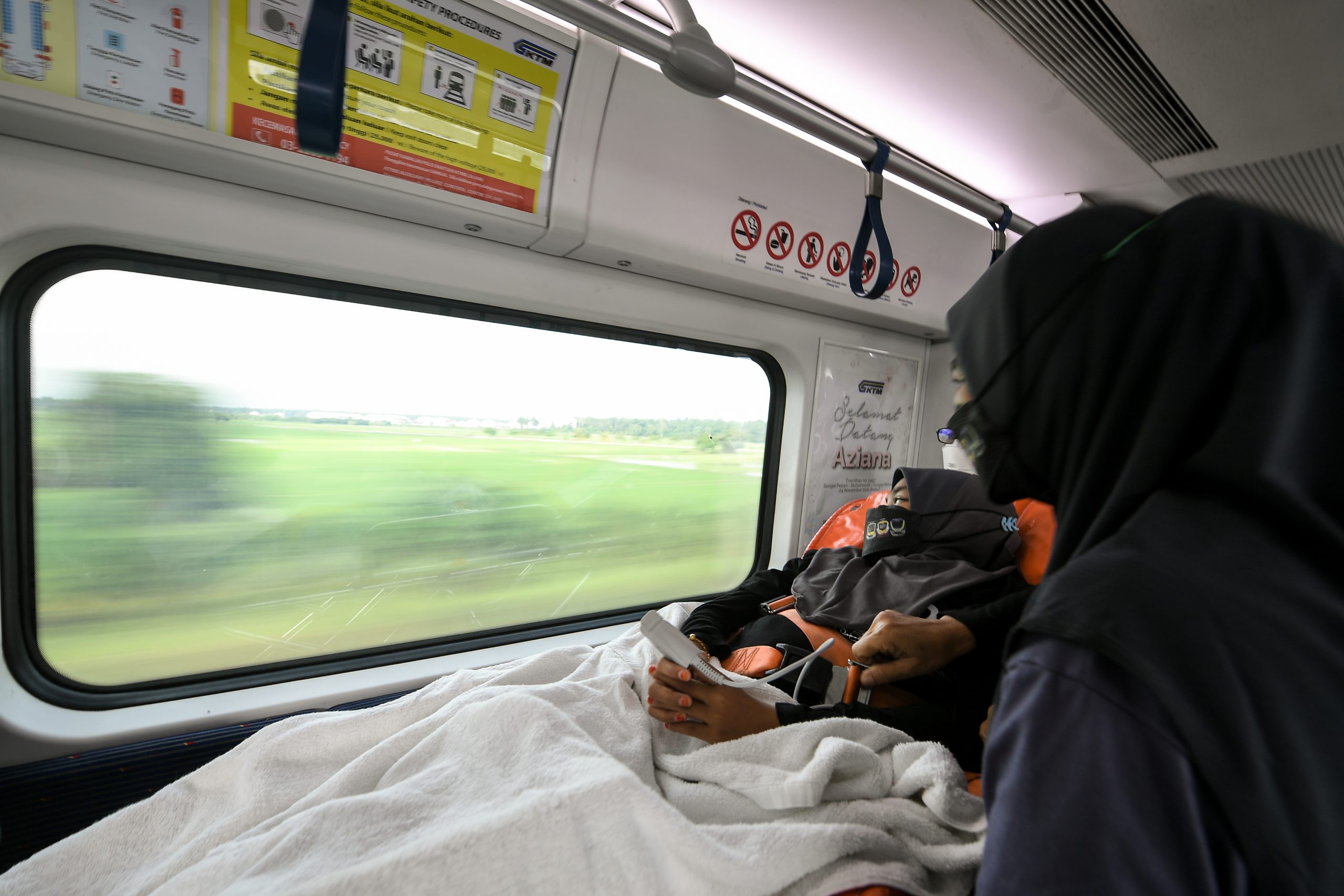 暖势力(全国版)马来亚铁道公司协助17岁瘫痪少女坐上火车圆梦