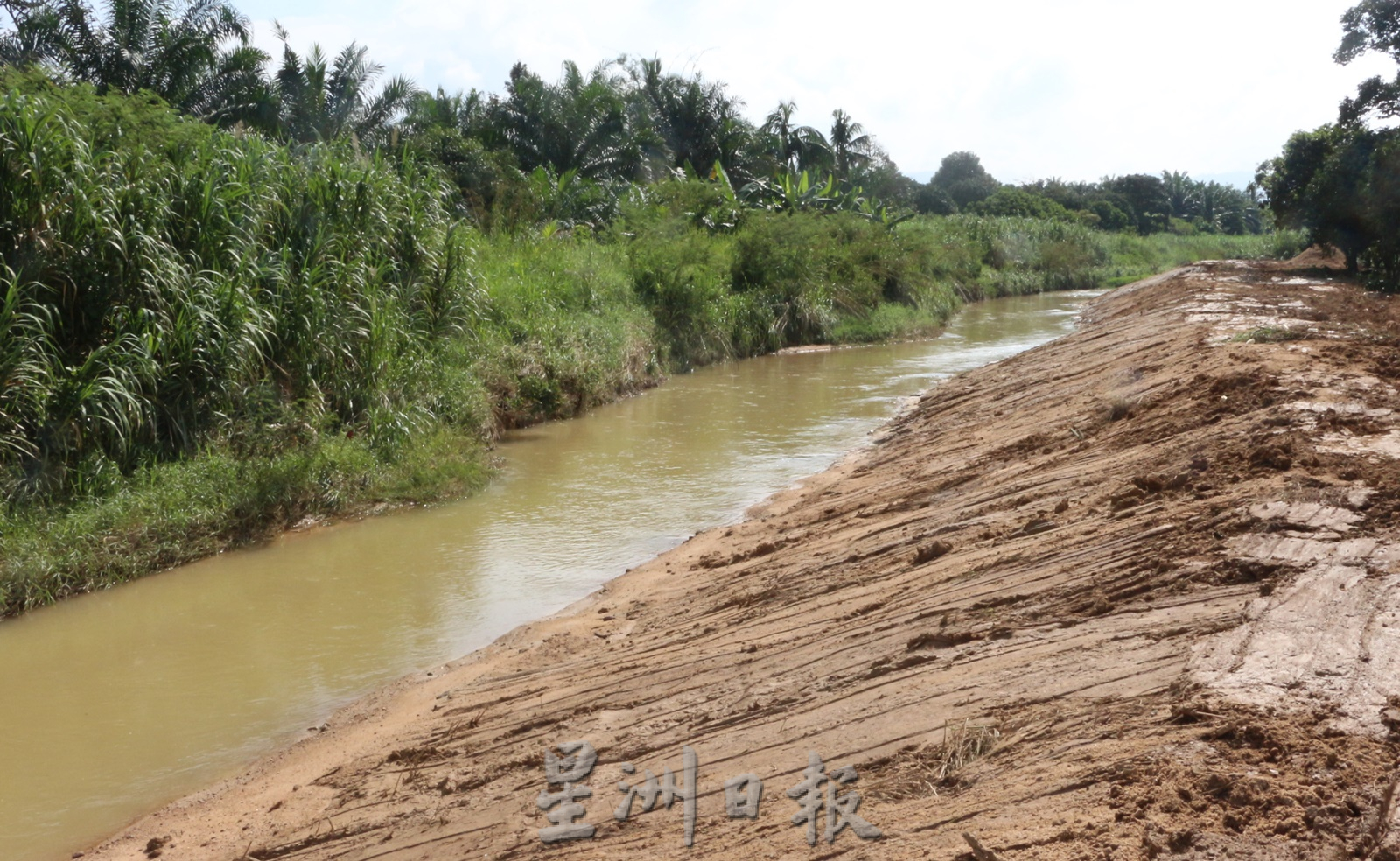 柔：【民生特工队】：排水不及造成闪电水灾，居民盼政府挖深河床